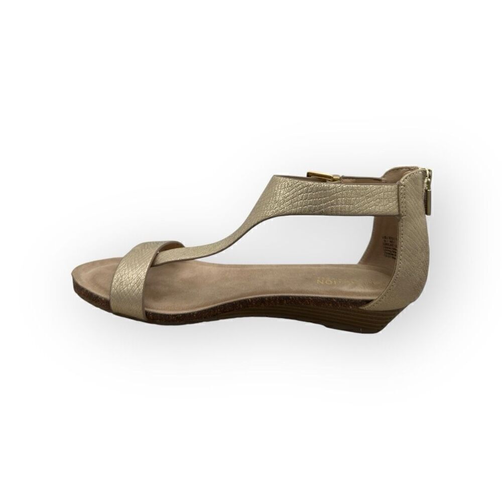 NWOT Kenneth Cole Reaction Womens Great Gal T Strap Wedge Sandal Beige Size 9